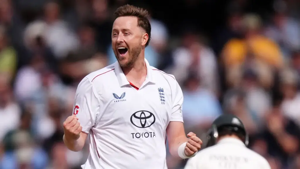 Tongue and Robinson’s high fives put England in control against Pakistan