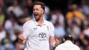 Tongue and Robinson’s high fives put England in control against Pakistan